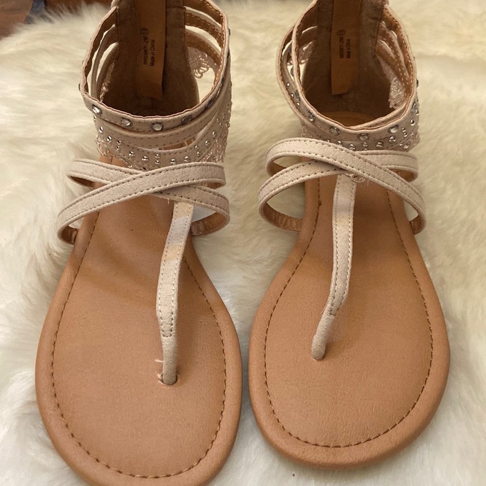 🆕 Absolutely stunning cream coloured frilly flats in size 7.5